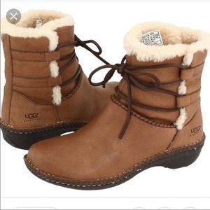 Ugg Caspia W7.5 leather shearling lined boot